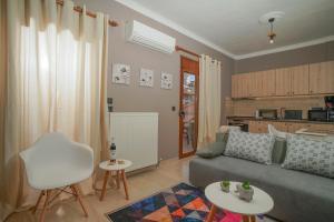 ein Wohnzimmer mit einem Sofa und einem Tisch in der Unterkunft Joye Haste in Edessa