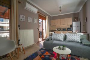 ein Wohnzimmer mit einem Sofa und einem Tisch in der Unterkunft Joye Haste in Edessa