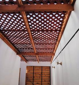 een kamer met een houten plafond en een houten deur bij Alojamiento en Toconao paraíso Terrenal in Toconao