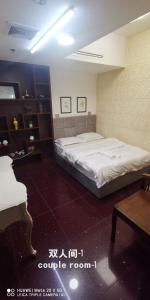 a bedroom with a large bed and a table at 回家民宿 in Dubai