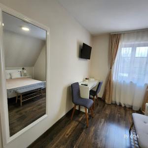 Habitación con dormitorio con cama y espejo. en Green lakes house en Lagos de Plitvice
