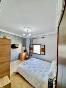 una camera con un letto bianco e una finestra di Amazing Home in Agafay area a Marrakech