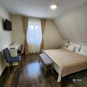 um quarto com uma cama grande e uma secretária. em Green lakes house em Plitvicka Jezera