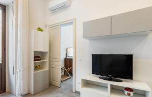 A television and/or entertainment centre at Casa vacanza il Gelsomino Magico