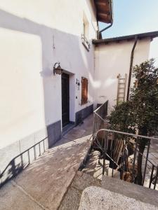 um beco num edifício branco com uma porta em Casa Rosina - Una caramella, nel nucleo, ai piedi della Verzasca- em Gordola