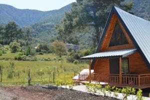 una cabina con vista sulle montagne di Lalin Suit Apart Bungalow a Kumluca