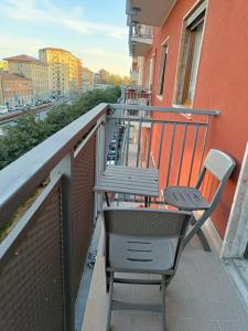 2 sedie e un tavolo sul balcone di Lucania25 a Milano