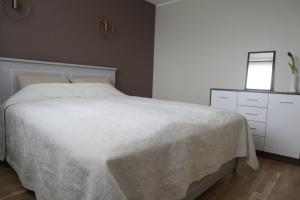 Postel nebo postele na pokoji v ubytování Pihtla tee külaliskorter 4
