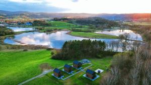 ein Luftblick auf einen Fluss mit einer Gruppe von Resorts in der Unterkunft Dzikie Lisko - Apartament z klimatyzacją in Lesko