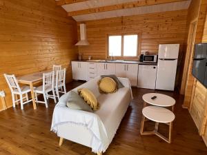 ein Wohnzimmer mit einem Sofa und einer Küche in der Unterkunft La cabaña de Quino in Antigua