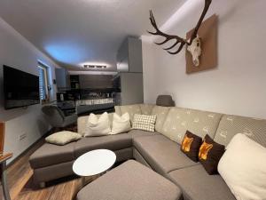 a living room with a couch and a table at Appartement Mountain Lake in Maurach