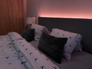 毛拉赫的住宿－Appartement Mountain Lake，一间卧室配有两张带黑白枕头的床
