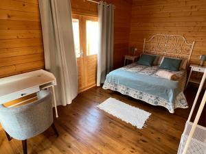 a bedroom with a bed and a desk and a window at La cabaña de Quino in Antigua