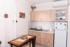een keuken met een tafel en een witte koelkast bij ERLA'S apartment in Tirana +6 foto's