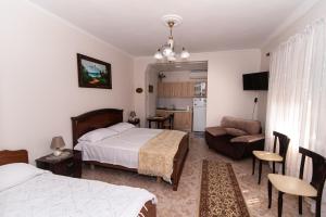 - une chambre avec un lit et un salon dans l'établissement ERLA'S apartment, à Tirana