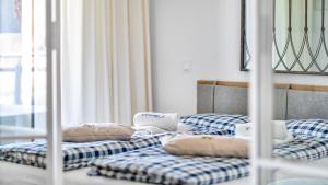 Un pat sau paturi într-o cameră la BURSZTYNOVA Apartamenty Piamola
