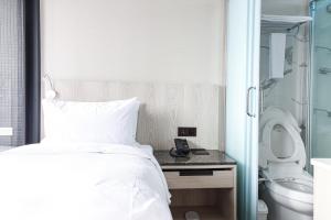 Voodi või voodid majutusasutuse Royal Jade Boutique Hotel toas