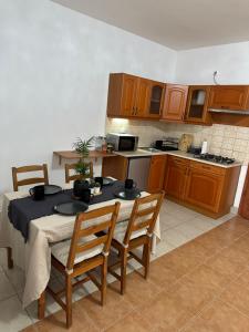 cocina con mesa y sillas en una habitación en 4 You Mini Apartman Egerszalók en Egerszalók