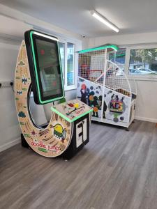 una habitación con un gran videojuego en una habitación en Life Begins @ 40 Sun Valley Park, en St Austell
