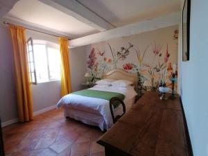 Schlafzimmer mit einem Bett mit Blumentapete in der Unterkunft LA PERASCEDA in Spéracèdes
