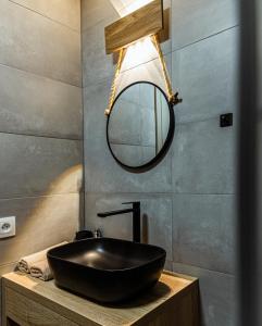 bagno con lavandino nero e specchio di Horský apartmán Stella a Janov nad Nisou