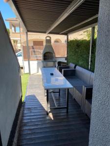 una mesa de picnic y una parrilla en el patio en Villetta BM, en Lido di Pomposa