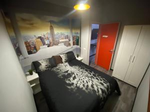 1 dormitorio con 1 cama y vistas a la ciudad en Villetta BM, en Lido di Pomposa