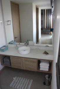 baño con lavabo y espejo grande en Apartaestudio acceso al mar, en Cartagena de Indias