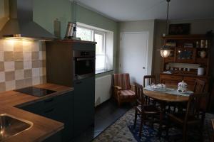 une cuisine avec une table et une salle à manger dans l'établissement het Bakhuis, à Hoensbroek