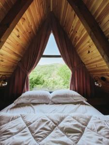 een slaapkamer met een groot bed en een raam bij Loca Sapanca Bungalov in Sapanca
