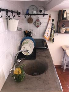 a kitchen counter with a sink in a kitchen at 10 da Muralha in Estremoz