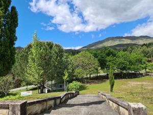 einen Gehweg in einem Park mit Bergen im Hintergrund in der Unterkunft Casa Maria da Eira in Arcos de Valdevez