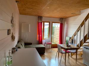 a living room with a couch and a table at Chalet Élise Plein centre ville in Gérardmer