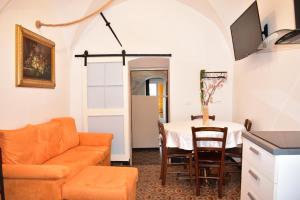 sala de estar con sofá y mesa en Appartamento magico nel centro del borgo L'ancora., en Laigueglia