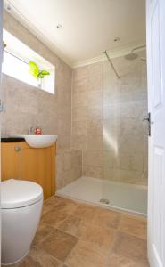 a bathroom with a shower and a toilet and a sink at Raymond James Accommodation, sleeps up to 7, free parking, perfect for industries in Peterborough