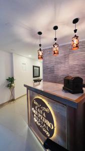 een bar met een bord dat csaomedatio machina machinaoca leest bij Hostal Casa San Pedro in Santa Marta