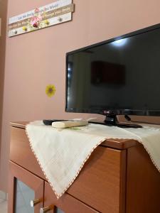 a tv sitting on top of a dresser with a towel at Virginia Studios in Palaiochóra