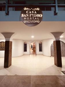 een grote kamer met een bord aan het plafond bij Hostal Casa San Pedro in Santa Marta +46 foto's