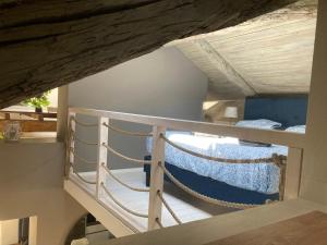Cama elevada en habitación con techo en TOURinTURIN appartamento in Torino centro, en Turín