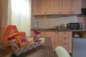 eine Küche mit einem Korb mit Lebensmitteln auf der Theke in der Unterkunft River Hush in Edessa