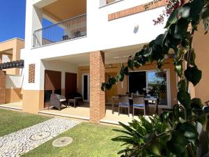 Villa con sala da pranzo e patio di Flor da Primavera by CORAL a Mexilhoeira Grande