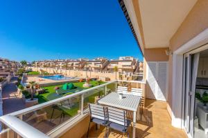 Punta PrimaにあるCB Living - Bright bungalow in Punta Primaのプールを望むアパートメントバルコニー