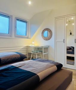 1 dormitorio con 2 camas y escritorio en Ferienwohnung mit Fernblick, en Hagen