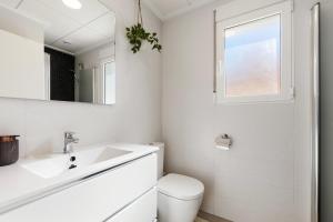 Punta PrimaにあるCB Living - Bright bungalow in Punta Primaのトイレと洗面台を備えた白いバスルーム +15枚の写真