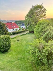 een luchtzicht op een tuin met huizen en bomen bij Ferienwohnung mit Fernblick in Hagen