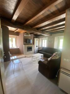 a living room with a couch and a table at Casa Darivas in Trabada