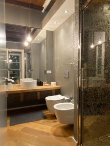 a bathroom with two sinks and two toilets and a shower at TOURinTURIN appartamento in Torino centro in Turin