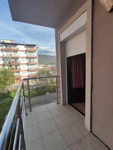 d'un balcon avec une porte offrant une vue. dans l'établissement Gogo Apartments, à Ohrid