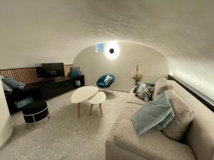 ein Wohnzimmer mit einem Sofa und einem Tisch in der Unterkunft Gite de Clermont in Thimister