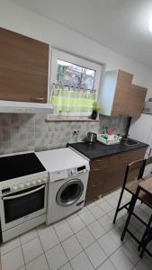 a kitchen with a stove and a dishwasher at Zimmervermietung38 - Nebel in Salzgitter